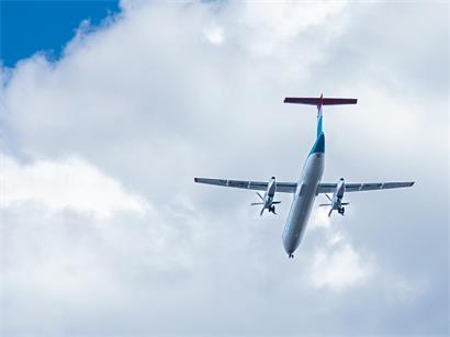 Flughafen Barcelona mit Streik-Auswirkungen Juni Juli 2026, Luxair Flüge verzögert, Reisende warten am Terminal