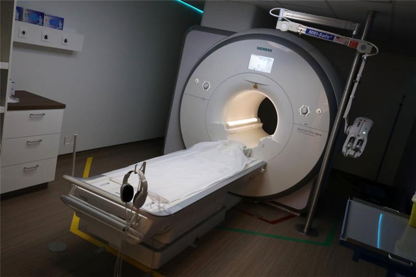 Streit um die Tomografen: Wo dürfen sie stehen, wer darf sie anbieten – nur Krankenhäuser? Patienten, die lange auf einen Termin warten müssen, verlangen nach Antworten.
