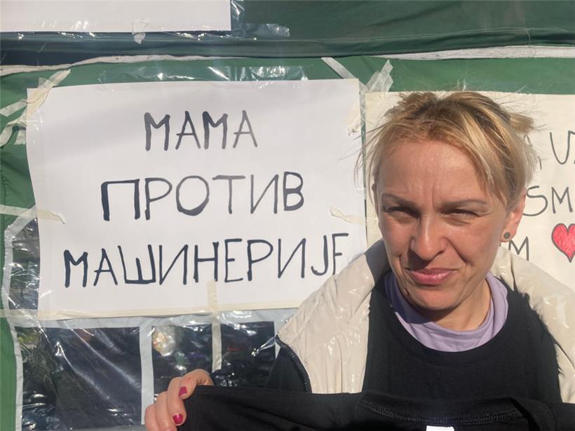 Streitbare Mutter: Die Serbin Dijana Hrka (47) fordert Neuwahlen und Gerechtigkeit für ihren bei der Trümmerkatastrophe von Novi Sad ums Leben gekommenen Sohn
