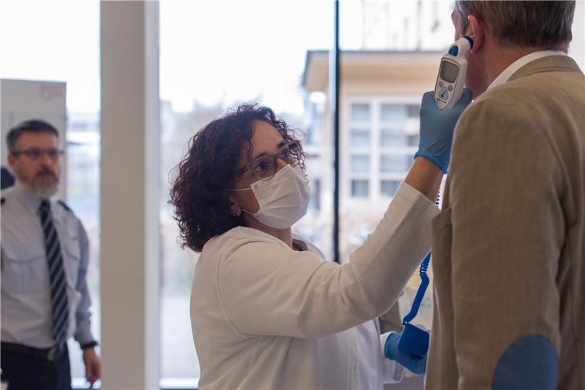 Strenge Kontrollen an der Sicherheitsschleuse im Eingangsbereich des CHEM. Auch ...