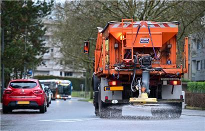 Streusalz auf vereister Straße als bewährtes Mittel laut Umweltminister für sichere Winterwege