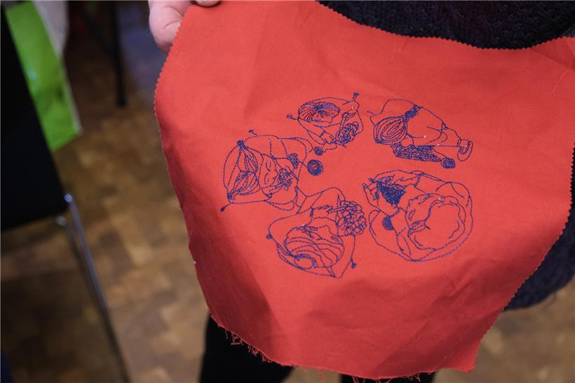 Frau und Kind stricken gemeinsam als Moment der Verbindung und Entspannung, Handarbeit und Familienzeit.