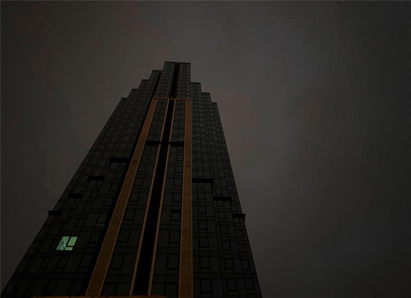 Stromausfall nach russischen Angriffen: In einem Fenster dieses Hochhauses in Kiew brennt noch Licht
