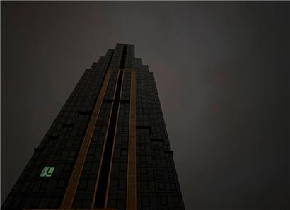 Stromausfall nach russischen Angriffen: In einem Fenster dieses Hochhauses in Kiew brennt noch Licht
