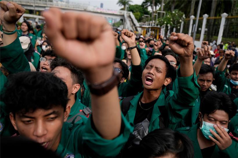 Studenten demonstrieren in Jakarta gegen eine dritte Amtszeit des indonesischen Präsidenten Widodo – und gestiegene Lebensmittelpreise

