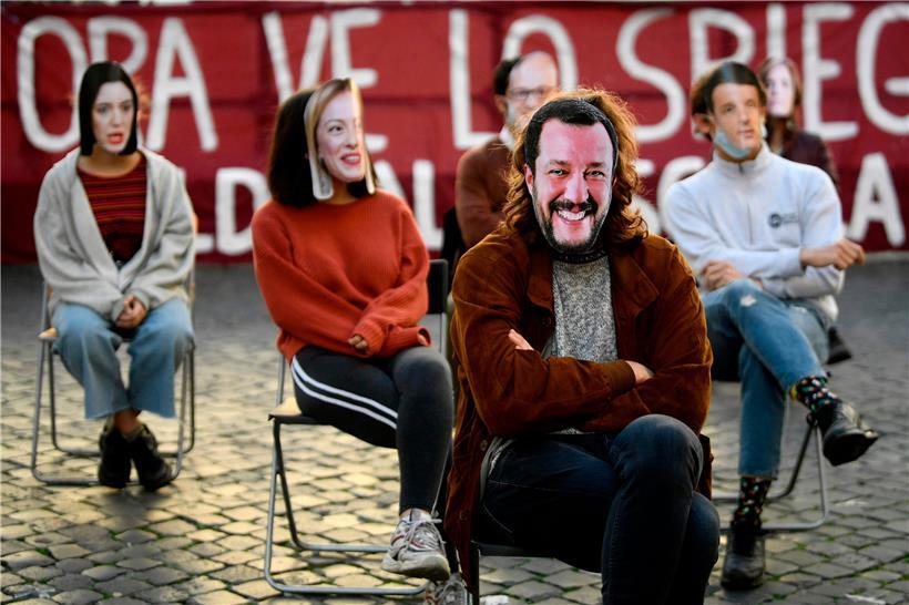 Studenten protestieren in Rom mit Politiker-Masken gegen die Maßnahmen der Regierung – Italiens Präsident Matarella gesteht ein: Corona spaltet die Nation
