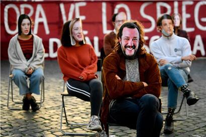 Studenten protestieren in Rom mit Politiker-Masken gegen die Maßnahmen der Regierung – Italiens Präsident Matarella gesteht ein: Corona spaltet die Nation
