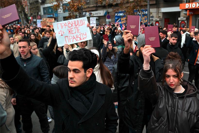 Studenten protestieren in den Straßen Belgrads gegen Korruption und Vetternwirtschaft im Land
