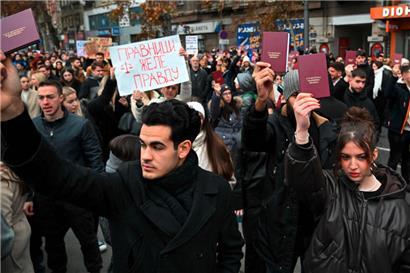 Studenten protestieren in den Straßen Belgrads gegen Korruption und Vetternwirtschaft im Land
