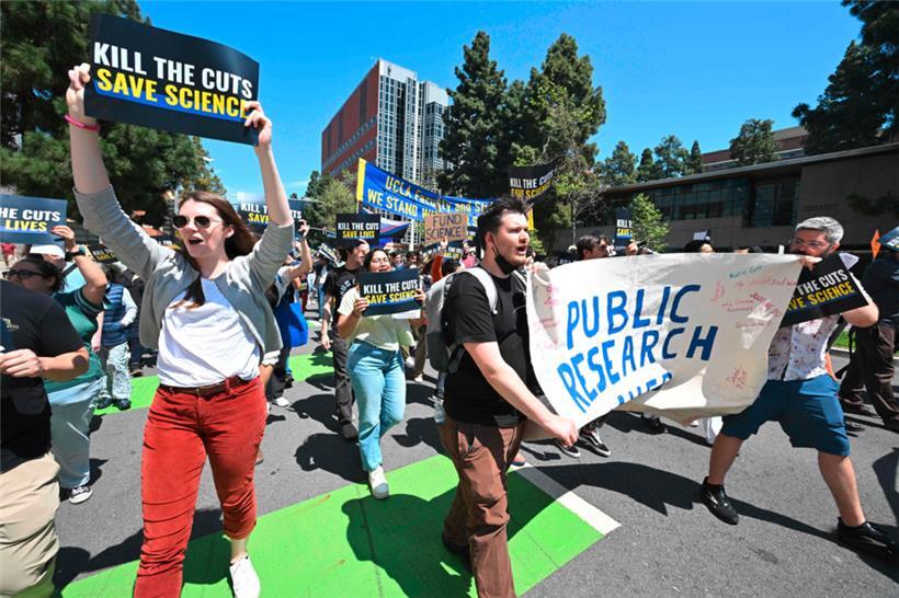 Studierende der University of California Los Angeles (UCLA) demonstrierten am Dienstag gegen Budgetkürzungen
