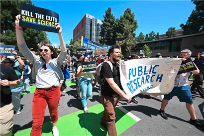 Studierende der University of California Los Angeles (UCLA) demonstrierten am Dienstag gegen Budgetkürzungen

