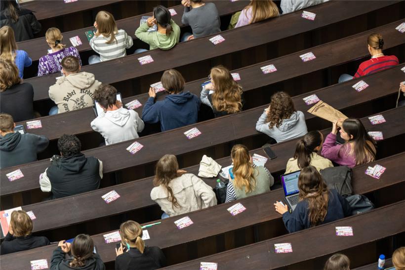 Studierende in Italien sollen ihre Klausuren nicht mit der eigenen Intelligenz gelöst haben
