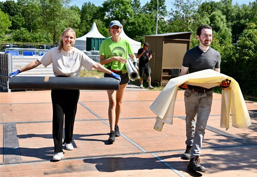 Studierende packen beim Aufbau kräftig mit an
