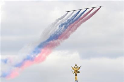 Su-25-Jets der russischen Luftwaffe fliegen über den Roten Platz und hinterlassen Rauchspuren in den Farben der russischen Staatsflagge während der Militärparade zum Tag des Sieges, anlässlich der Feierlichkeiten zum 80. Jahrestag des Sieges der Sowjetunion über Nazi-Deutschland im Zweiten Weltkrieg
