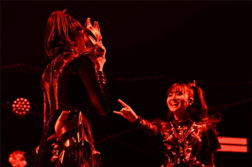 Su-metal hält eine Maske, die den Fuchsgott darstellen soll