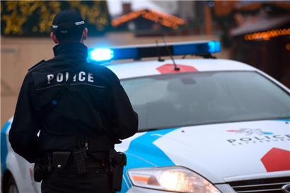 Suchte da jemand eine Extra-Portion Aufmerksamkeit? Die Polizei musste gegenüber diesem Mann Nervenstärke beweisen.
