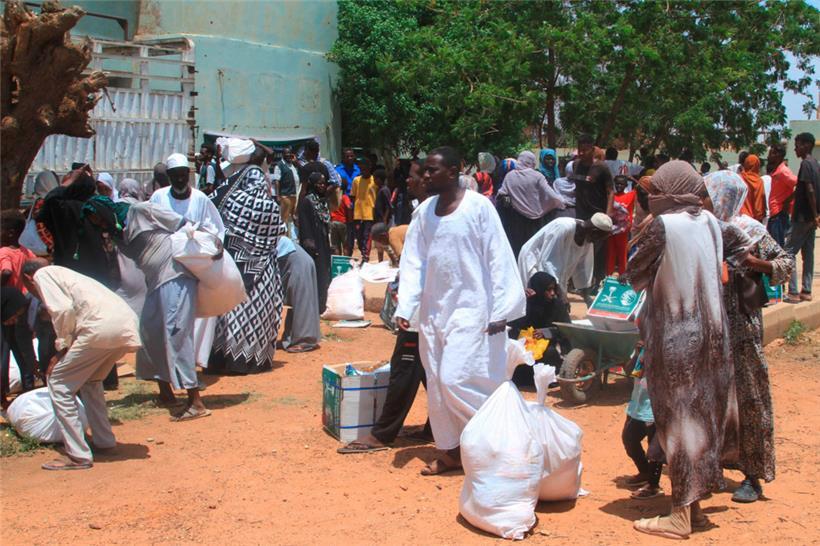 Sudanesen in der Hauptstadt Khartum stehen bei der Verteilung von Hilfsgütern an
