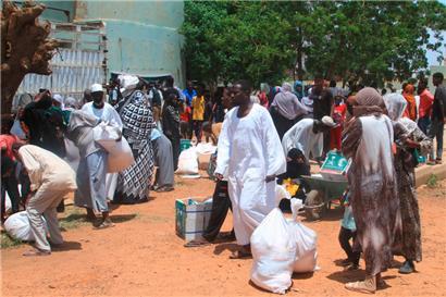 Sudanesen in der Hauptstadt Khartum stehen bei der Verteilung von Hilfsgütern an

