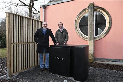 Sudstroum-Direktor Torsten Schockmel (l.) und Ingenieur Sébastien Koch vor der Wärmepumpe
