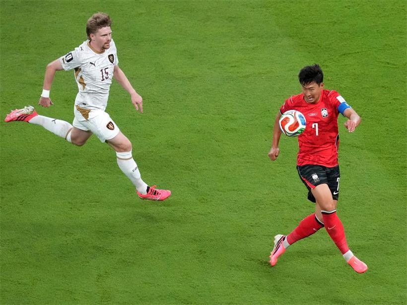 Südkoreanisches Fußballteam feiert Sieg beim WM-Auftakt gegen Tschechien im Stadion