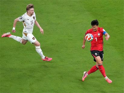 Südkoreanisches Fußballteam feiert Sieg beim WM-Auftakt gegen Tschechien im Stadion