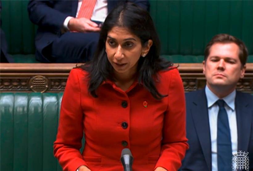 Suella Braverman (r), Innenministerin von Großbritannien, antwortet im Unterhaus auf Fragen zu den Bedingungen in den Auffanglagern für Migranten in Manston
