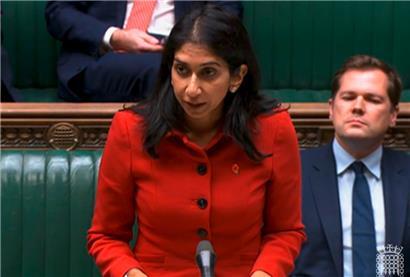 Suella Braverman (r), Innenministerin von Großbritannien, antwortet im Unterhaus auf Fragen zu den Bedingungen in den Auffanglagern für Migranten in Manston
