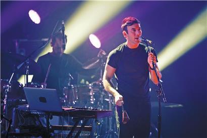 Sufjan singt ohne autobiografische Gebaren von Ufo-Sichtungen, Massenmördern, Bürgerkriegen, Schriftstellern und Witwen.
