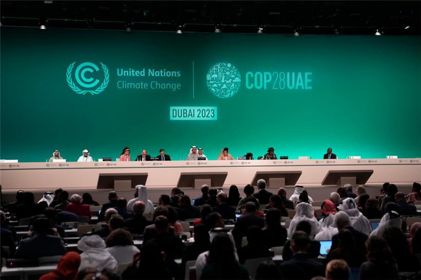 Sultan Al-Dschaber, Präsident der COP28, sprach vor dem Plenum von einem „historischen Paket“
