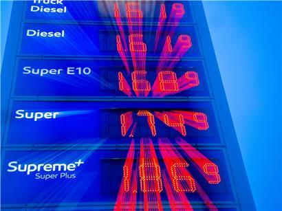 Preisschild an Tankstelle zeigt steigende Kosten für Super 95, Diesel und Heizöl in Luxemburg am Dienstag