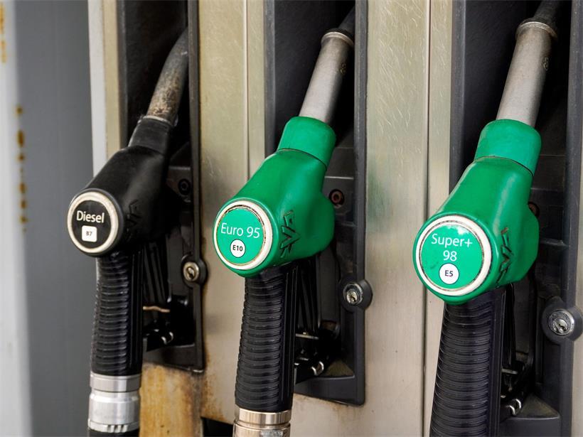 Tankstelle Preissenkung ab Mitternacht für Super 95, Super 98 und Diesel Kraftstoffe