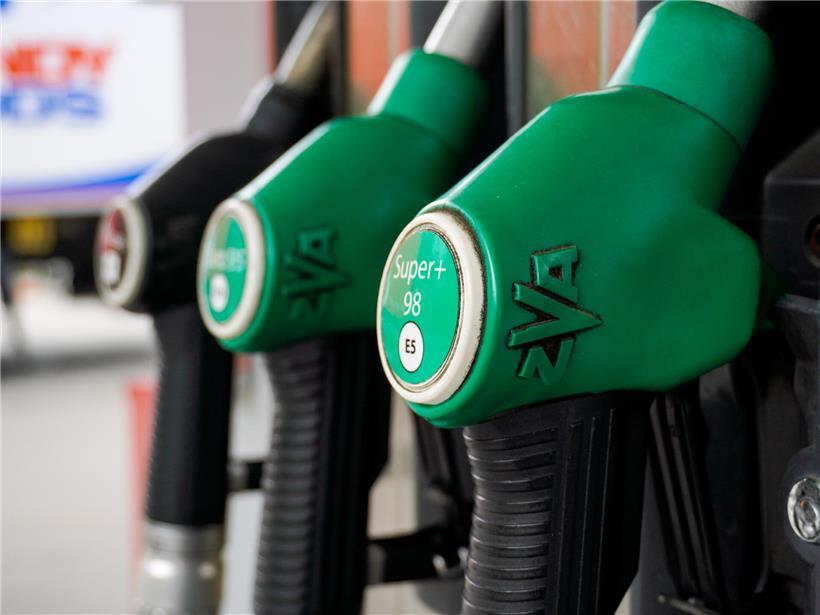 Super 98 Zapfsäule an Tankstelle mit Preisanzeige, Benzinpreise steigen am Mittwoch