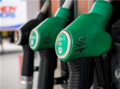 Super 98 Zapfsäule an Tankstelle mit Preisanzeige, Benzinpreise steigen am Mittwoch