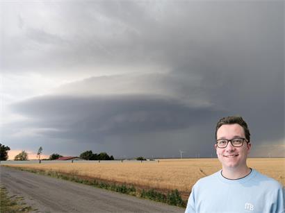 Superzelle mit kräftigen Gewitterwolken über einer Landschaft in den USA, auch in Europa möglich, Unwettergefahr