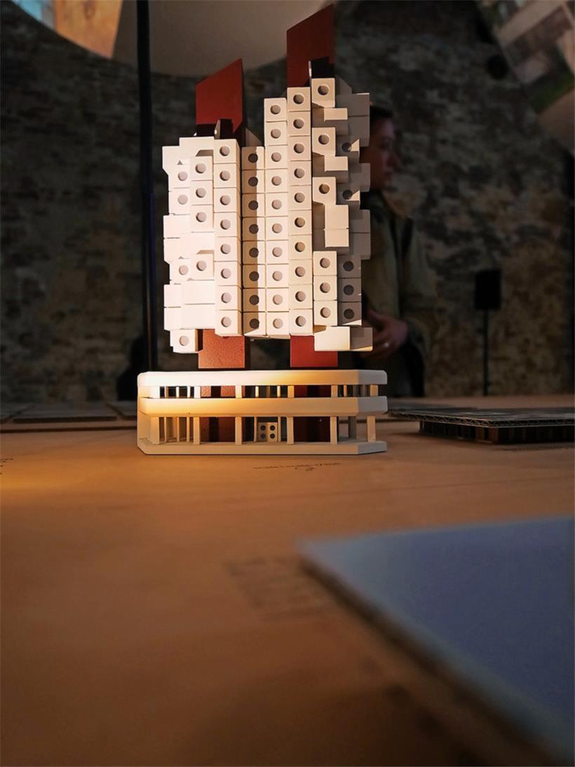 Sur le pavillon turc, un bâtiment japonais inutilement détruit: le Nagakin Capsule Tower, symbole de l’architecture métaboliste 
