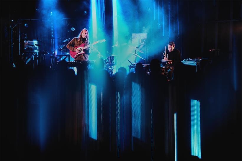 Sur scène: Georges Goerens (g.) et Niels Engel (d.) forment le duo ENGLBRT