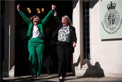 Susan Smith (l.) und Marion Calder, Vorsitzende von „For Women Scotland“, feiern das Urteil des Höchsten Gerichts

