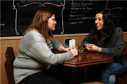 Susanna Azevedo (42) und Tania Guillot (36) in ihrer Taverne in Altwies
