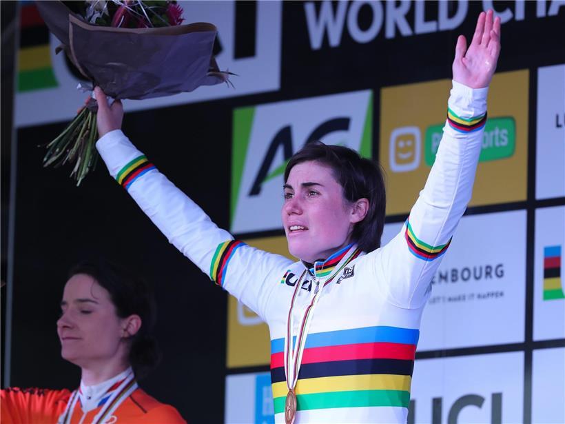Susanne Cant feiert 2017 ihren Sieg als Cyclocross-Weltmeisterin in Beles mit Siegerpose und Medaille