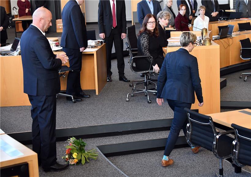 Susanne Hennig-Wellsow (r., Die Linke) hat Thomas Kemmerich (l., FDP), dem neuen Thüringer Ministerpräsidenten, die Blumen vor die Füße geworfen und wendet sich ab
