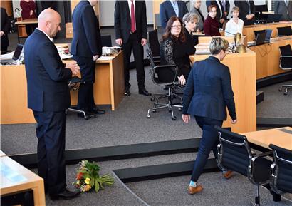 Susanne Hennig-Wellsow (r., Die Linke) hat Thomas Kemmerich (l., FDP), dem neuen Thüringer Ministerpräsidenten, die Blumen vor die Füße geworfen und wendet sich ab
