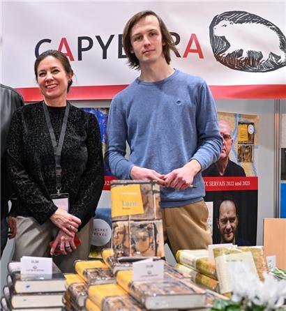 Susanne Jaspers, éditrice, et l’auteur Antoine Pohu lors des „Walfer Bicherdeeg“ en 2023
