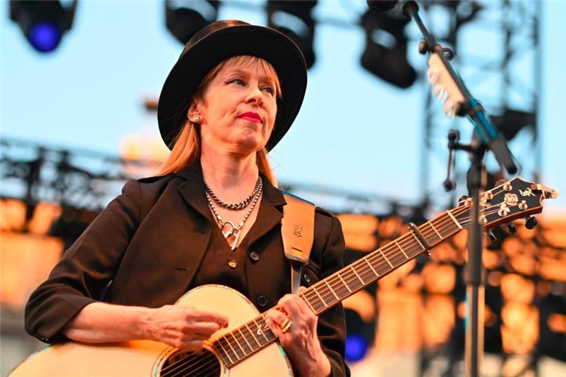Suzanne Vega lors d’un concert au Festival de Nîmes en 2024

