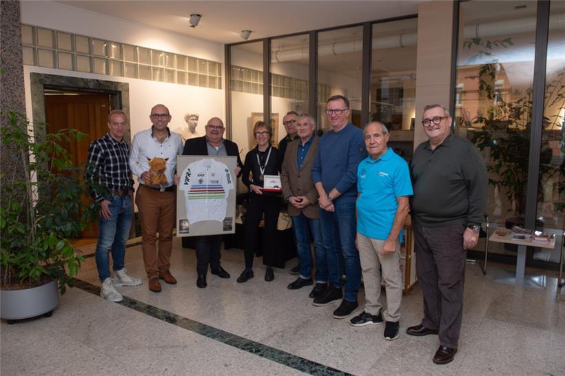 Suzie Godart hat der Gemeinde  ihr Weltmeistertrikot geschenkt
