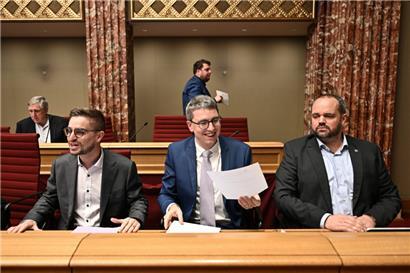 Sven Clement und Marc Goergen mit Ben Polidori im November 2023 in der Abgeordnetenkammer
