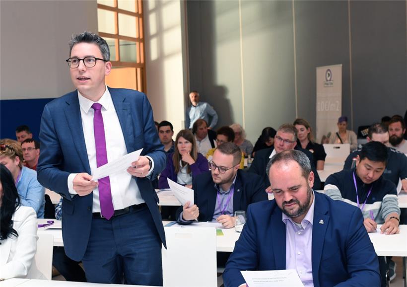 Sven Clement (vorne links) hielt beim Kongress der Luxemburger Piraten die Abschlussrede
