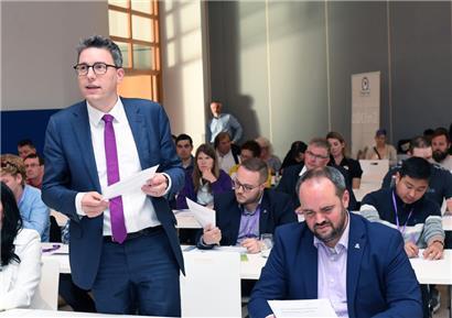 Sven Clement (vorne links) hielt beim Kongress der Luxemburger Piraten die Abschlussrede

