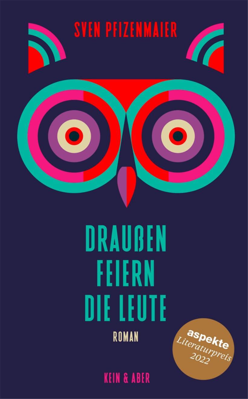 Sven Pfizenmaier: Draußen feiern die Leute. Verlag Kein und Aber, Zürich 2022 183 S., 20,00 €
