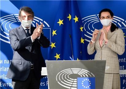 Swetlana Tichanowskaja (r), Oppositionsführerin in Belarus, und David Sassoli, Präsident des EU-Parlaments. Tichanowskaja ist von den EU-Außenministern in Brüssel empfangen worden.
