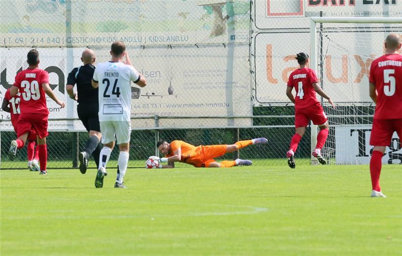 Swift-Keeper Geordan Dupire ist zur Stelle und verhindert einen Petinger Treffer